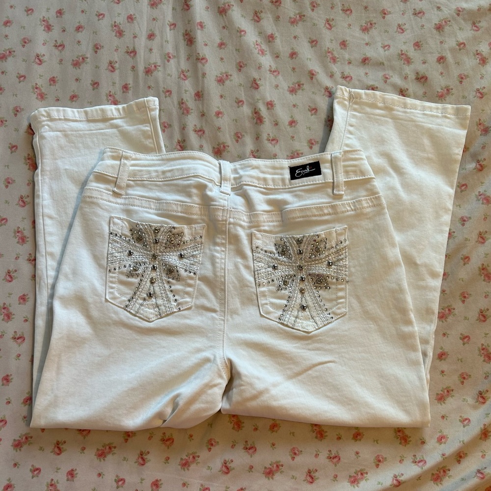 ✨white bedazzled capri jeans✨